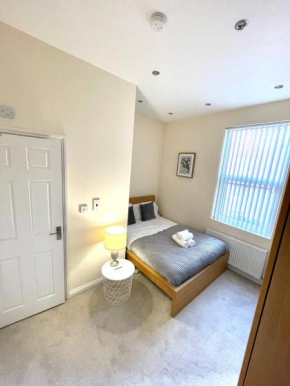 Coventry Spacious Modern 4 Bed 4 Bath House, Suitable for Contractors, Business Travellers, Short Stays and Long Term Bookings. Free Parking for 2 Vehicles, 2 miles from City Centre